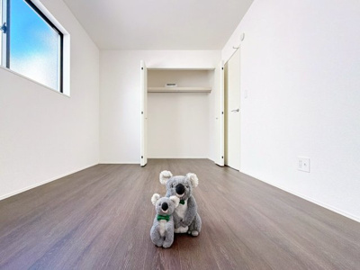 【洋室】 | 高崎市八幡町　平屋　GRAFARE | 広さはお子様の勉強部屋にも適した広さ！
勉強机や本棚などの家具を置いてもフリースペースも確保することができます。