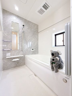 【浴室】 | 高崎市八幡町　平屋　GRAFARE | 快適さとリラックスを両立したこだわりのバスルーム。浴室乾燥機付きで雨の日も安心。