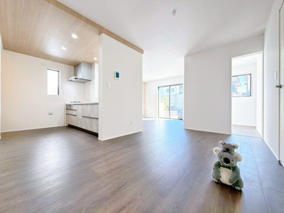 【居間・リビング】 | 高崎市八幡町　平屋　GRAFARE | ≪LDK≫
陽当りも良いリビング。
光が差し込む明るい空間はいつもの時間をより特別に…穏やかなひと時を一層充実した時間へ変えてくれます。