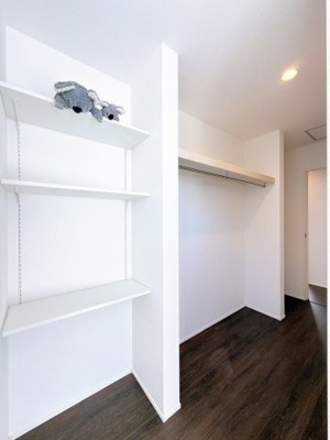 【収納】 | 高崎市八幡町　平屋　GRAFARE | ランドリースペース横のファミリークローゼット！
衣類はもちろん、季節家電もたっぷり収納できます。