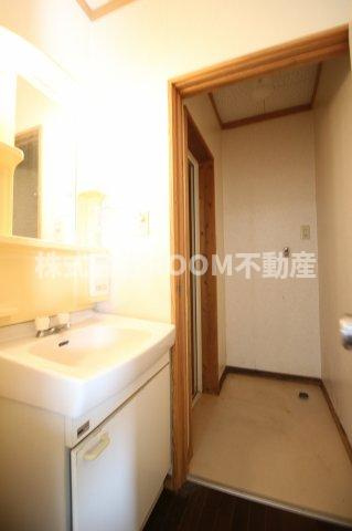 横尾アパートの洗面所|忙しい朝には欠かせない洗面所です