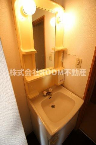 横尾アパートの洗面所|明るい洗面所です