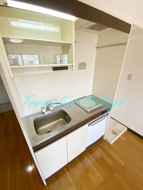 ノイエヨコスカ1番館のキッチン|調理スペースも確保された広めのキッチン