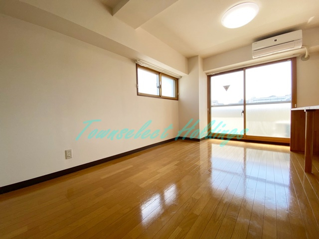 ノイエヨコスカ1番館の居間・リビング|二面採光・角部屋