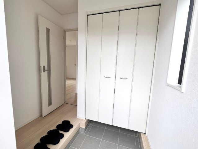 ●亀山市川合町第4 新築戸建 【全3棟】の玄関