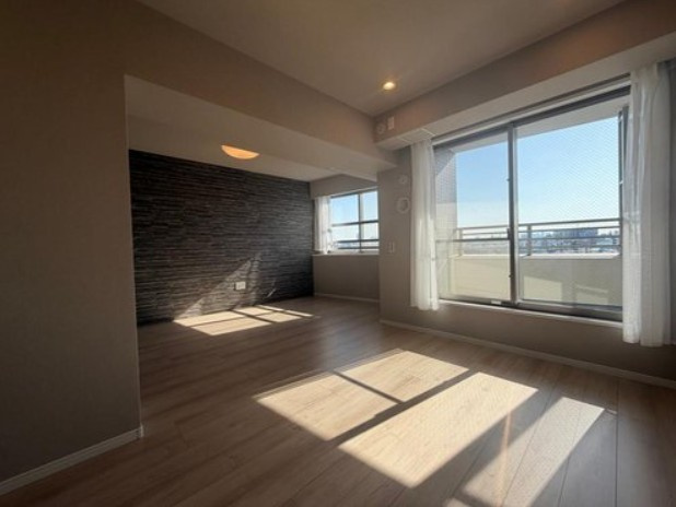 【居間・リビング】 | レクセルときわ台 | 陽光浴びる外観がシンプルな外観をより際立たせ、人々の記憶に存在感を植え付けます。