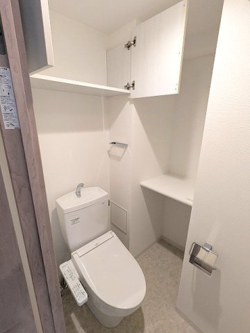 グランカーサ上野松が谷のトイレ|洗面室と独立した温水洗浄便座です