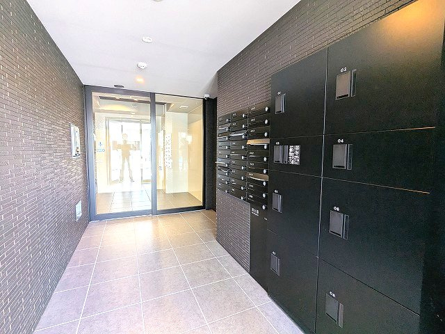 グランカーサ上野松が谷の設備|瀟洒なエントランス、モニター付オートロックセキュリティ、防犯カメラセキュリティ、宅配BOXとメールBOX