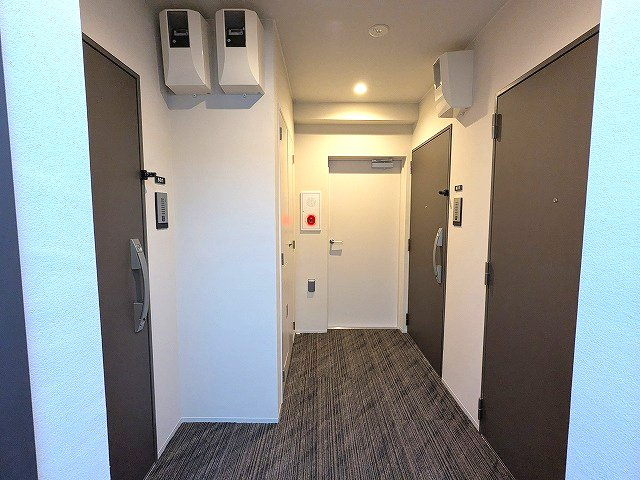 グランカーサ上野松が谷の設備|ホテルライクな内廊下です、2LDKは隣部屋と非接触の独立したお部屋でプライバシー確保