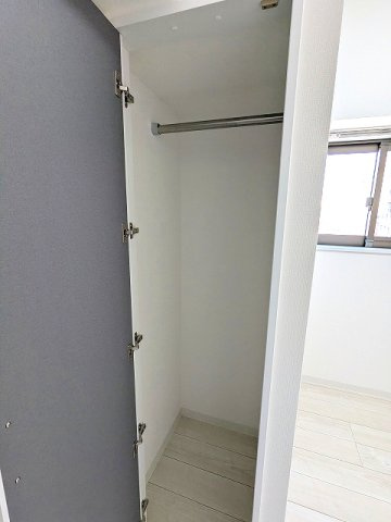 グランカーサ上野松が谷の設備|バルコニー側の3.2帖洋室のクローゼットです