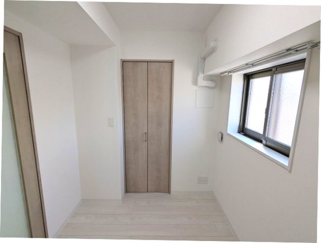 グランカーサ上野松が谷の設備|3.3帖洋室、照明・ウォークインクローゼット