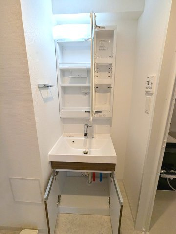 グランカーサ上野松が谷の設備|トイレと独立した洗面脱衣室、2面鏡付・ハンドシャワー付洗面台です