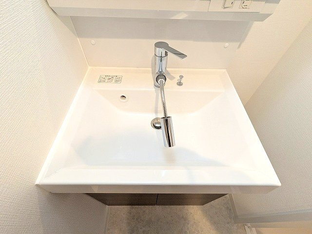 グランカーサ上野松が谷の設備|ハンドシャワー付洗面台です