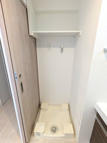 グランカーサ上野松が谷の設備|トイレと独立した洗面脱衣室の洗濯機置場は排水口のお手入れしやすい様に手前中央に配置し、足高の防水パンです