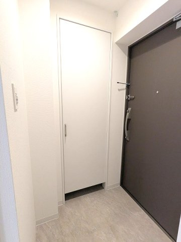 グランカーサ上野松が谷の設備|玄関から室内は直接見えない設計です、ディンプルキーのダブルロックセキュリティ、シューズインクローゼット、人感センサー付ライト