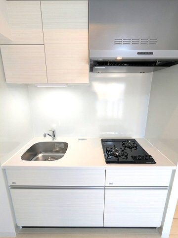 グランカーサ上野松が谷のキッチン|ガス2口システムキッチン、瀟洒でお手入れ楽なガラストップコンロ、シンクしたの収納はスライド式で奥まですっきり収納できます