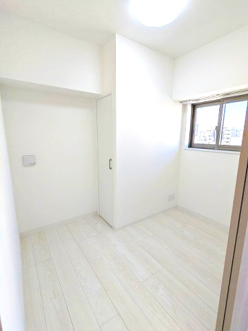 グランカーサ上野松が谷の設備|バルコニー側の3.2帖洋室、照明・クローゼット付き