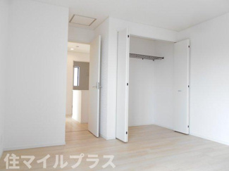 【洋室】 | 泉崎村北平山新築一戸建て2棟 | 落ち着いた色調の洋室です