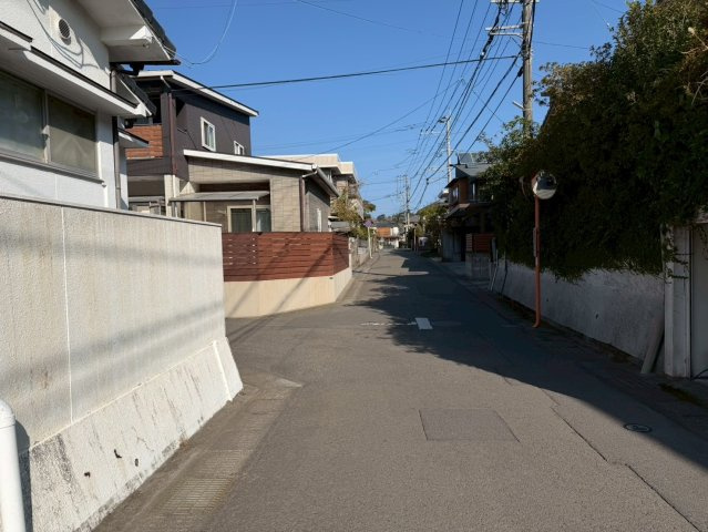城山2丁目　売地の前面道路含む現地写真
