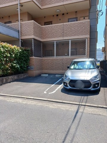 フィオーレ　ジュネスの駐車場|車をお持ちの方に嬉しい駐車場付きの物件です