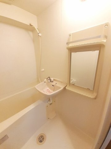 セゾン升本の洗面所|明るい洗面所です