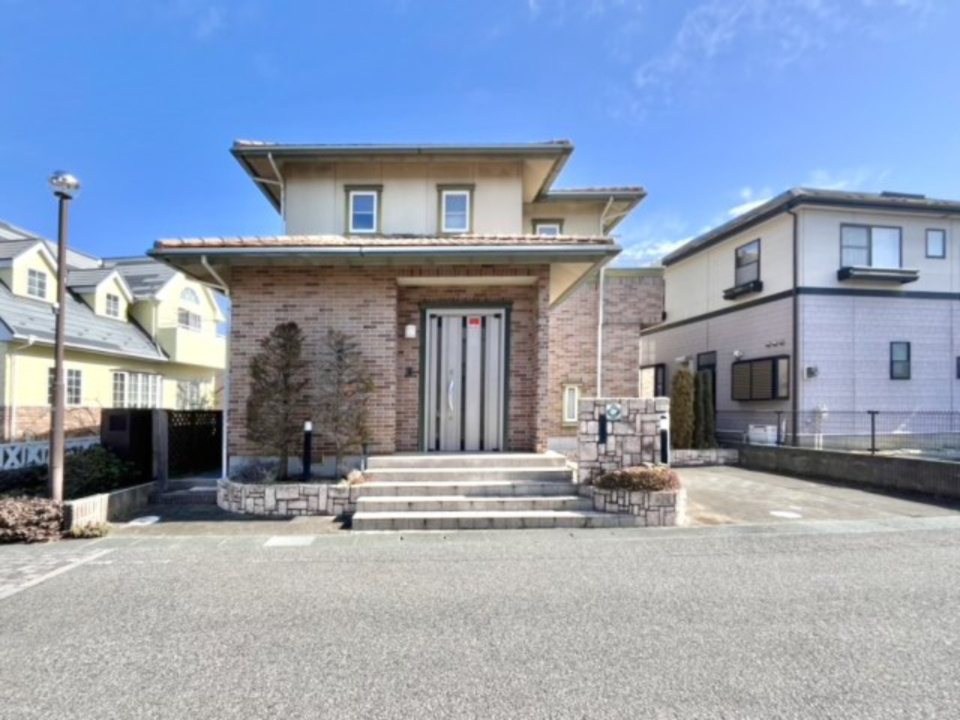 【中古戸建】邑楽郡板倉町朝日野4丁目の外観|■外観｜玄関近くにある駐車スペースはお買い物後もスムーズにお荷物を運べます♪
