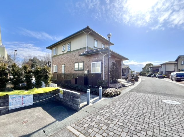 【中古戸建】邑楽郡板倉町朝日野4丁目の前面道路含む現地写真|■外観｜購入後に既に暮らしが始まっているご家族も含め、居住者は同世代の子育てファミリーが中心となっているので安心感があります。お子さまの成長とともに豊かな関係性が育まれそうな分譲地。