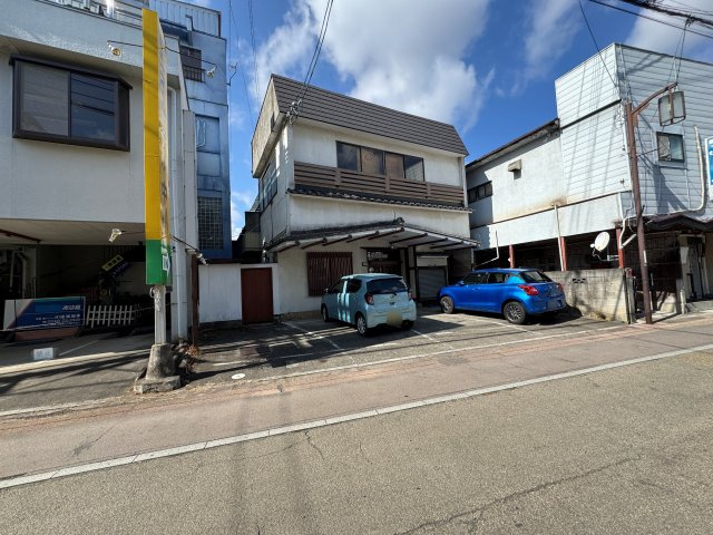 想定年間賃料　60万　想定利回り　21.4％　木造店舗の外観