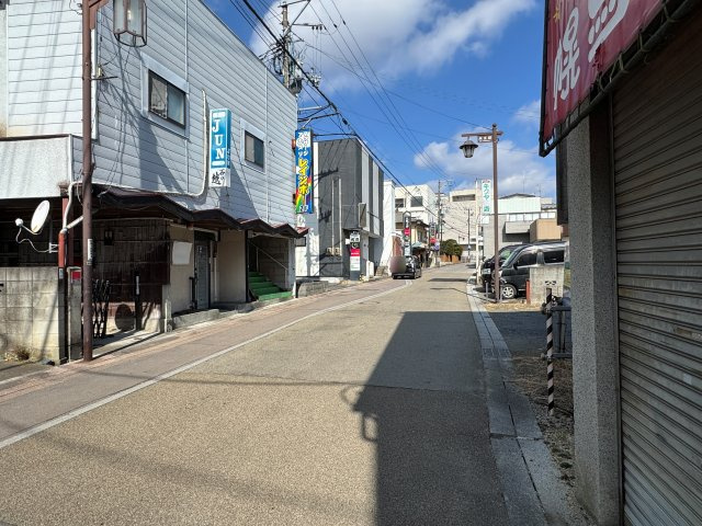 想定年間賃料　60万　想定利回り　21.4％　木造店舗の周辺