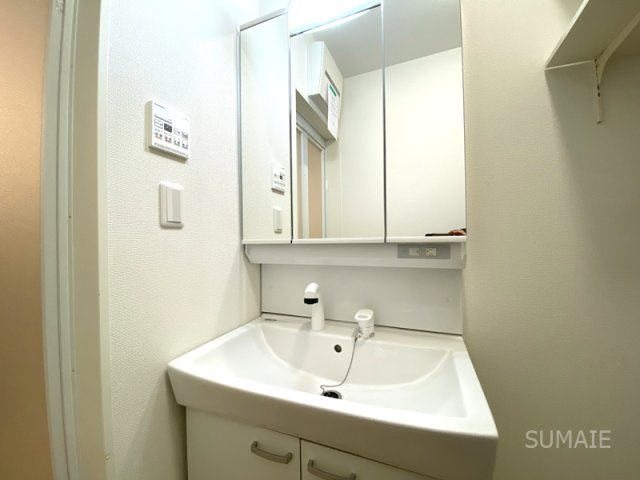 MOK-TERRACE西大宮　B棟の洗面所|3面鏡タイプ洗髪洗面化粧台☆