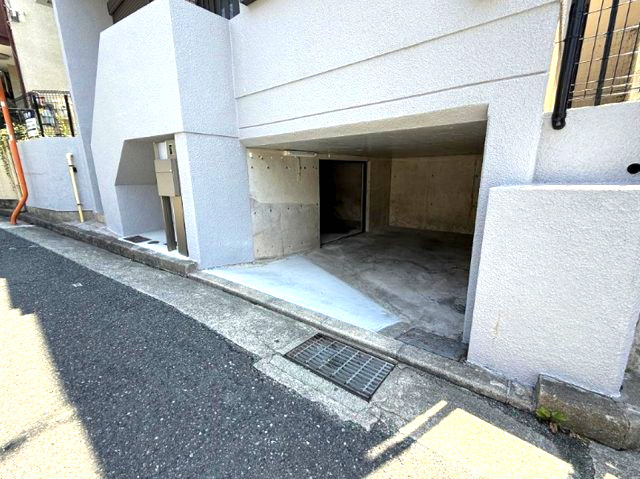 西宮市一ヶ谷町の駐車場|車好きの方にも嬉しい車庫付邸宅
