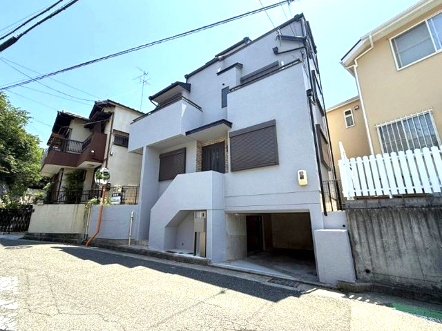 西宮市一ヶ谷町の前面道路含む現地写真|駐車も楽々　前面5.5ｍ道路に面した住まい
