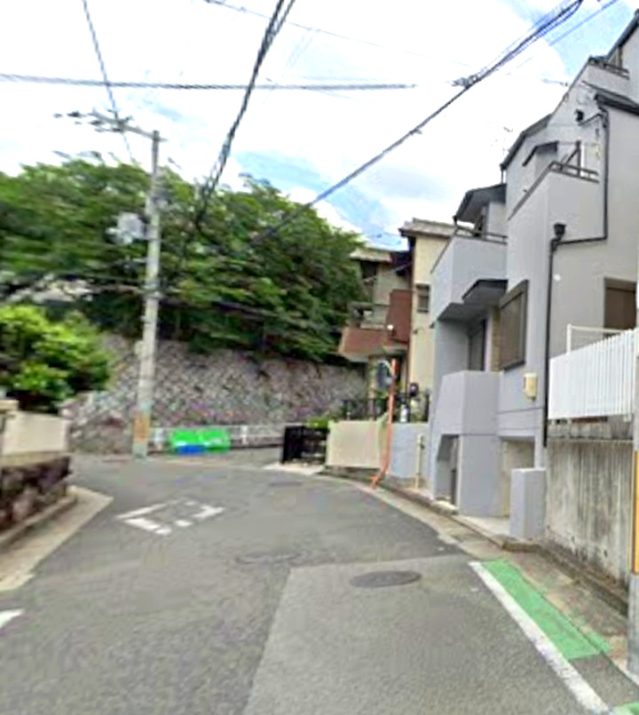 西宮市一ヶ谷町の前面道路含む現地写真|前面道路は歩道も整備され、小さなお子様にも安心
