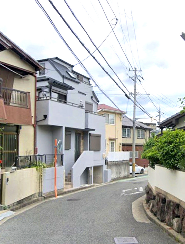 西宮市一ヶ谷町の前面道路含む現地写真|全居室2面採光の明るい住戸