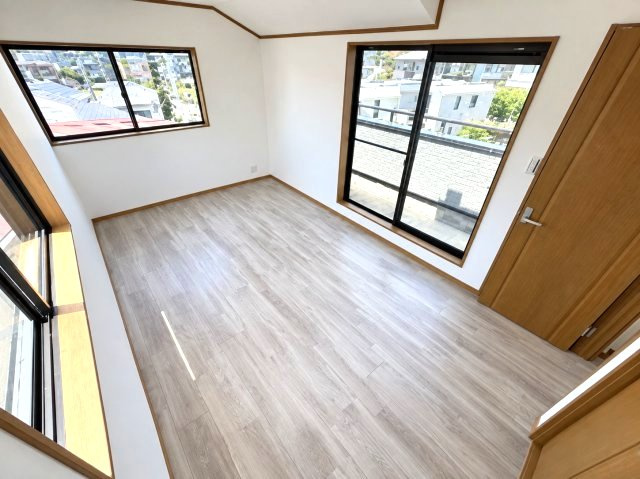 一ヶ谷町の洋室|南から明るい光が射し込む陽だまり空間
