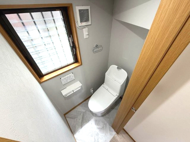 西宮市一ヶ谷町のトイレ|窓があるトイレは、明るく換気も安心
