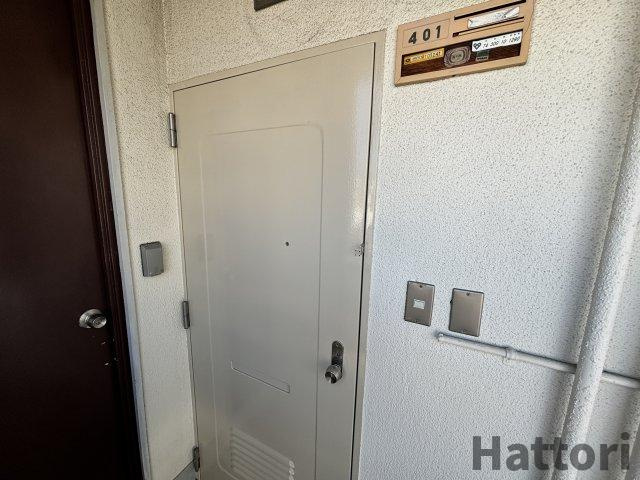 岡町リバクロスレジデンスの玄関