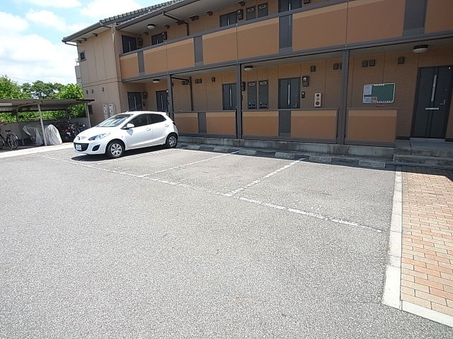 ドルチェ鈴蘭の駐車場|敷地内に大きな駐車場完備です