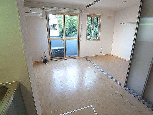 ドルチェ鈴蘭の居間・リビング|開放感の有る広々した室内は使い勝手良好です