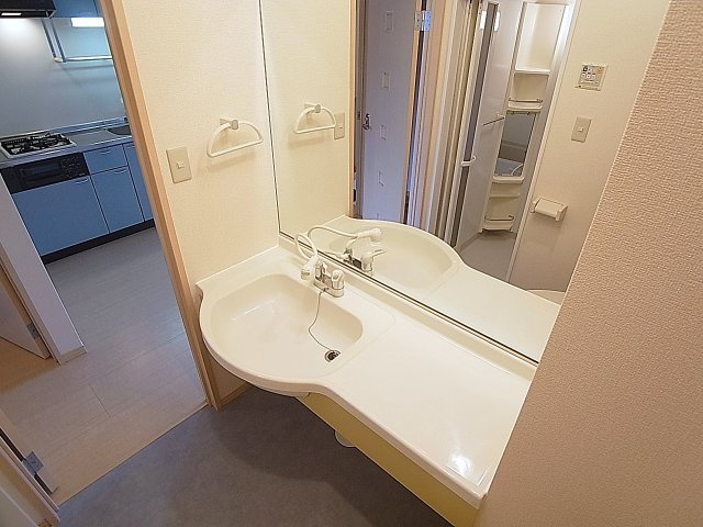 ドルチェ鈴蘭の洗面所|シャワー付きの大きな洗面台