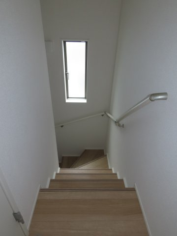 坂戸市にっさい花みず木新築戸建のその他|陽のたくさん入る窓のある階段
