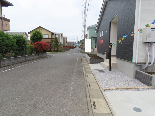 坂戸市にっさい花みず木新築戸建の前面道路含む現地写真