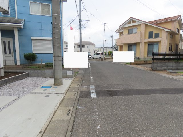坂戸市にっさい花みず木新築戸建の前面道路含む現地写真