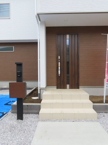 坂戸市にっさい花みず木新築戸建の玄関