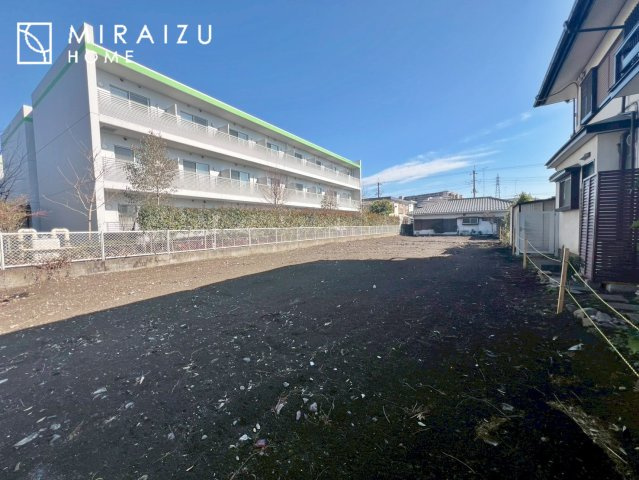 【前面道路含む現地写真】 | お車の運転に自信のない方でも安心かなと思います。とても解放感があり、日当たりも気持ちよさそうです。


