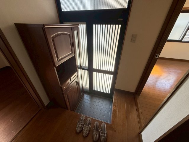 大安寺5丁目貸家の玄関