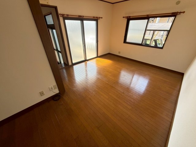 大安寺5丁目貸家の居間・リビング