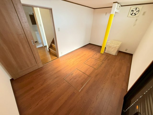 大安寺5丁目貸家の洋室