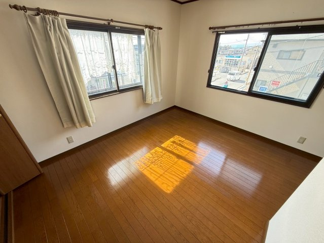 大安寺5丁目貸家の洋室