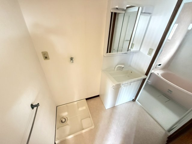 大安寺5丁目貸家の洗面所